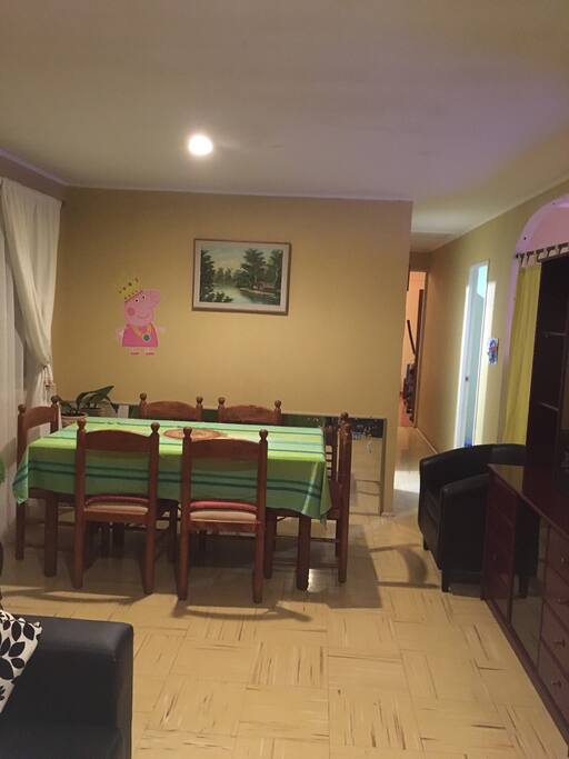 Comedor , mesa grande , equipo de música