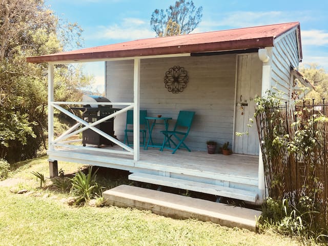 The River Hut  "Charming Cottage"