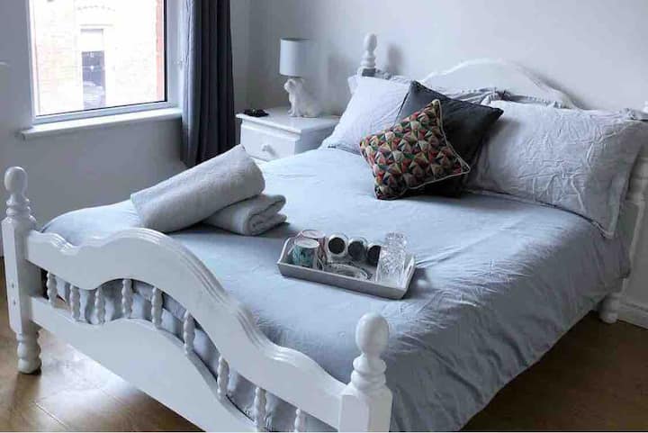 Bright Spacious Double in City Center Home