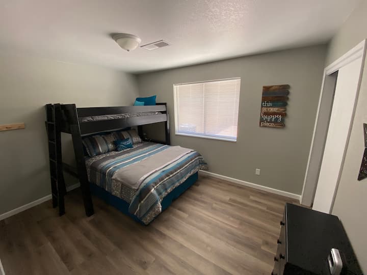 Соба бр. 2 со брачен кревет (широк 150-179 см) и единечно поткровје 