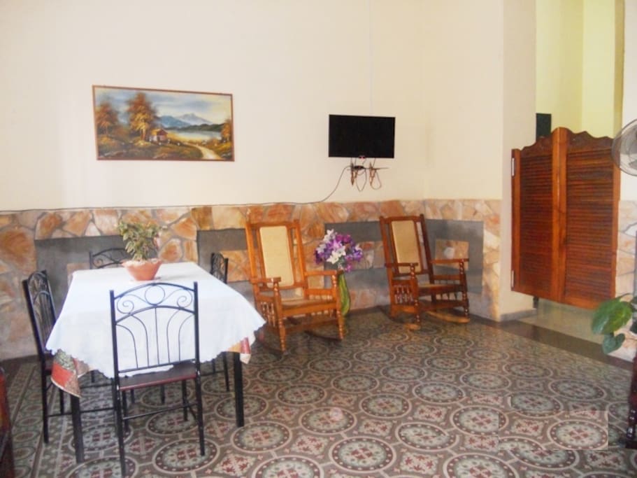 Sala - Comedor en la Casa Principal, a disposición solamente de los huéspedes. Living room - Dining room in the Main House, available only to guests.