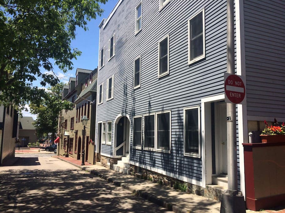 Condo in heart of downtown Newport! Steps to All! Condominiums for