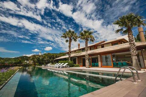 Wonderful house facing the sea!