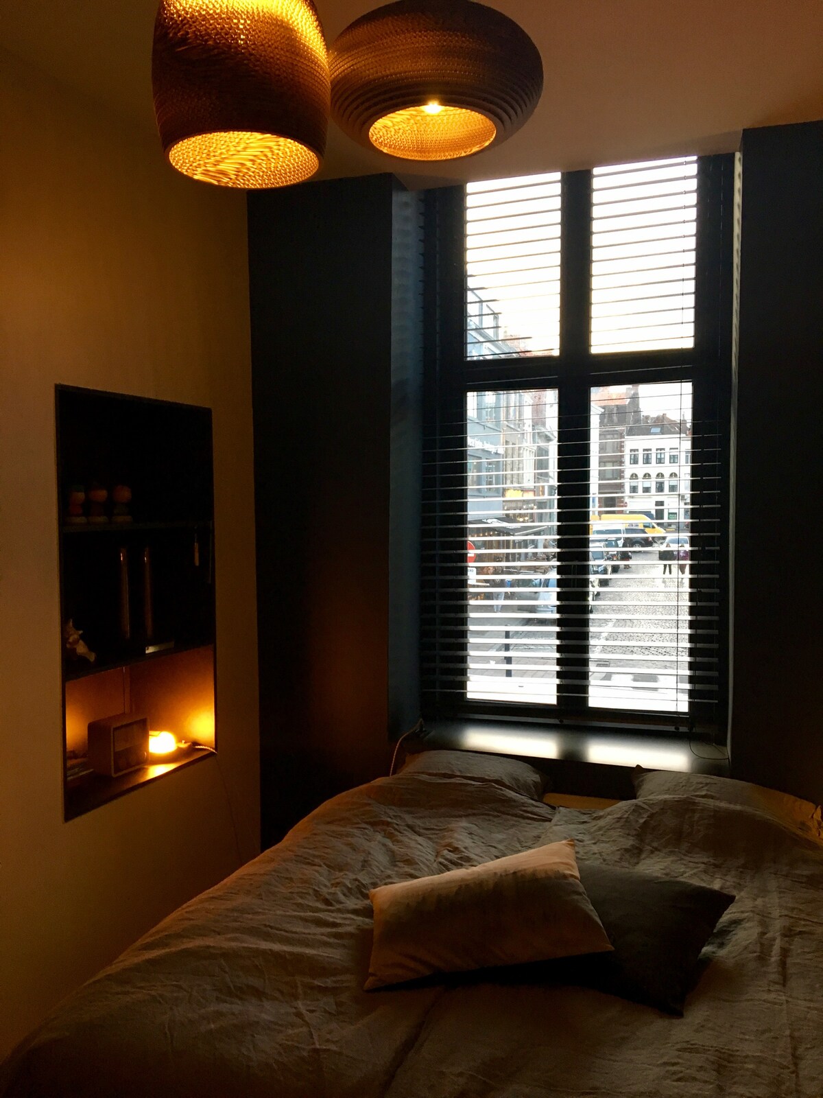 Bedroom with double bed at Bed Resort Belfort in Ghent