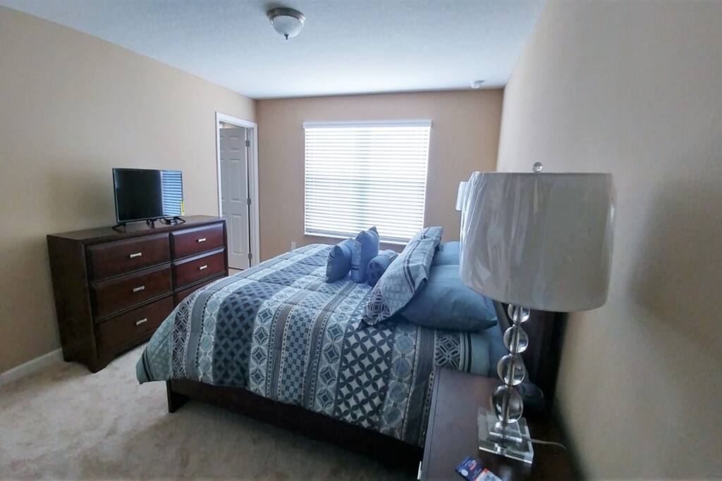 Bedroom,Indoors,Room,Furniture,Entertainment Center