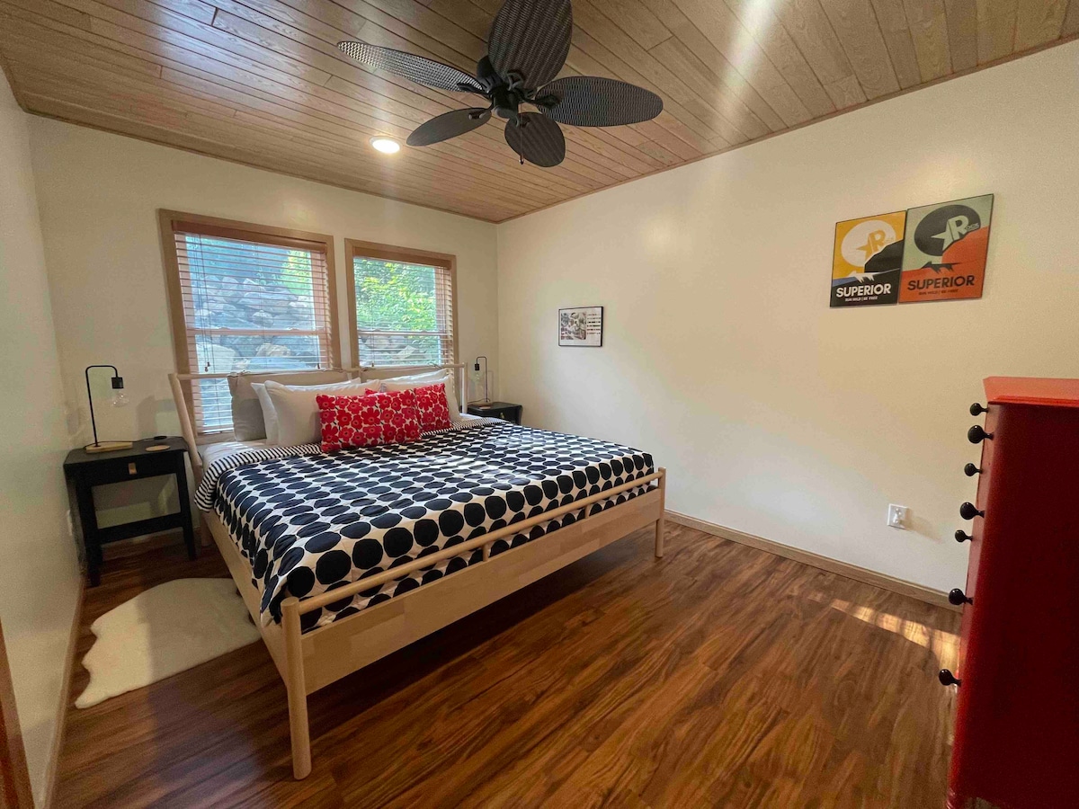 Chumba cha kulala cha ghorofa ya kwanza kilicho na kitanda aina ya king.