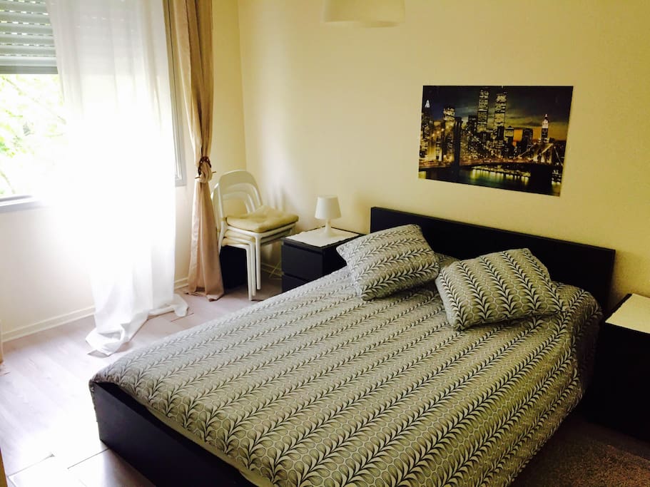 Chambre calme et bien ensoleillée, avec stores, rideaux et lit double