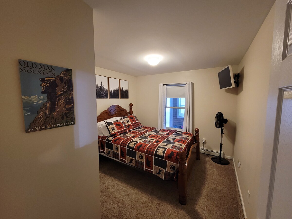 走进我们的第二间卧室，配有一张舒适的标准双人床，非常适合在漫长的一天探索后沉睡。 这间客房还配有壁挂式电视，从床上可以看到理想。