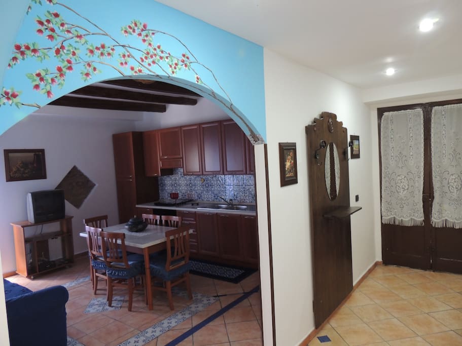 ingresso corridoio e cucina soggiorno