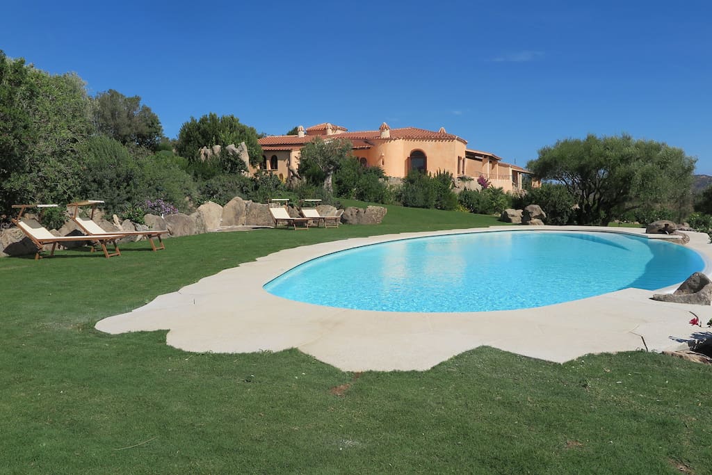 La villa dalla piscina. The villa from the pool.