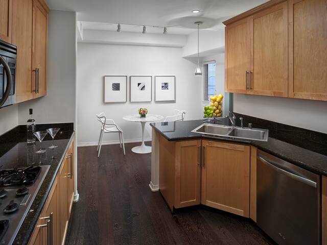 Beverly Hills 2-Bedroom Suite + Cozy Den gallery image 5