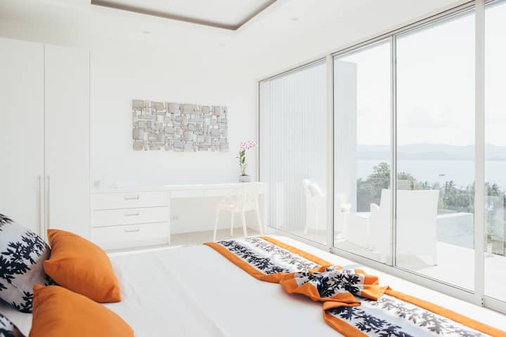 Chumba kikubwa cha kitanda kilicho na roshani na mwonekano wa daraja la kwanza