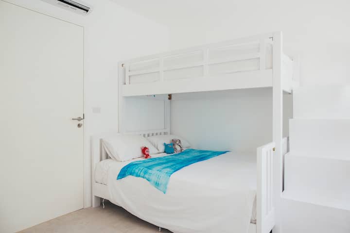 Kitanda cha ghorofa kinachochanganya kitanda cha malkia na kitanda kimoja ili kumlaza mtu mzima au watoto