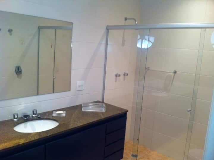 套房内2间卫生间，带BIDE 