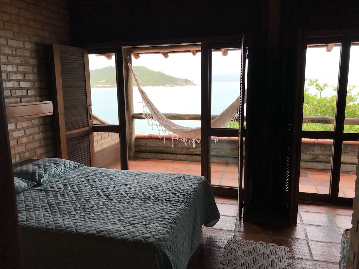 زوجان من الجناح. منظر من الشرفة