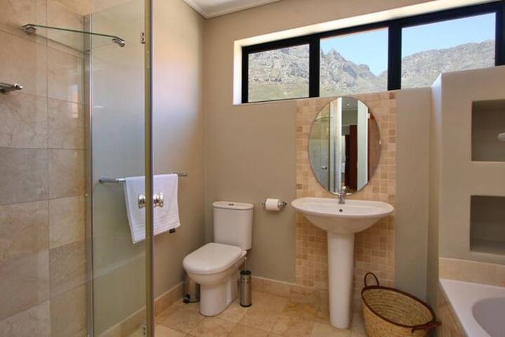 Camps Bay Villa – UPS (no load shedding) gallery image 4