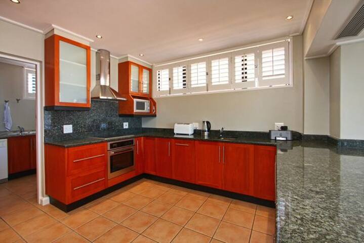 Camps Bay Villa – UPS (no load shedding) gallery image 5