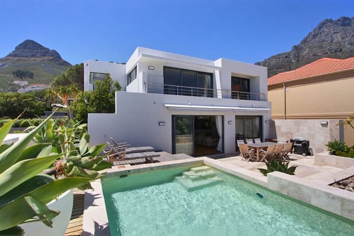Camps Bay Villa – UPS (no load shedding) gallery image 2