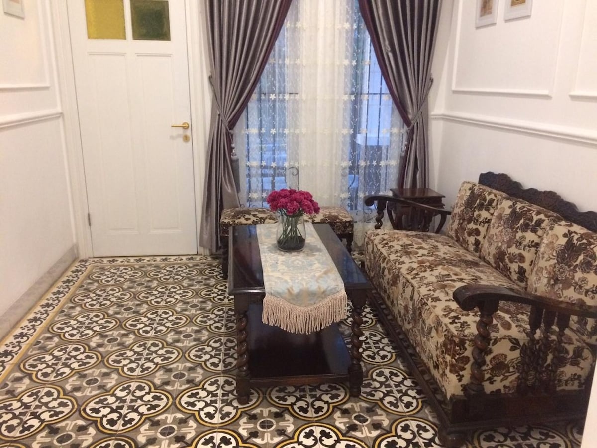 עיצוב הסלון שלנו הוא בסגנון קלאסי/הולנדי. עיצוב הפנים הוא אר דקו - וינטג' נשלט על ידי צבע לבן