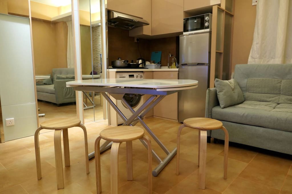 Expandable table can serve up to 8 people. 餐桌可伸展至8人使用。
