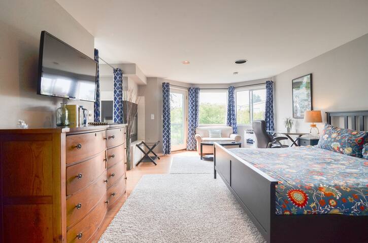 Huge Home a Block from Green Lake gallery image 3