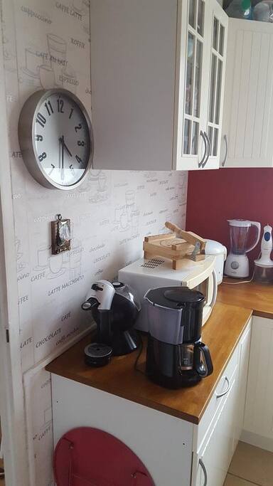 La cuisine avec four à micro-ondes et cafetière
