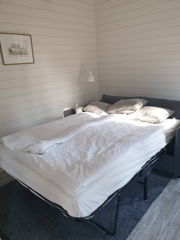 Sofa na razvlačenje na kojoj mogu spavati 1 – 2 osobe.