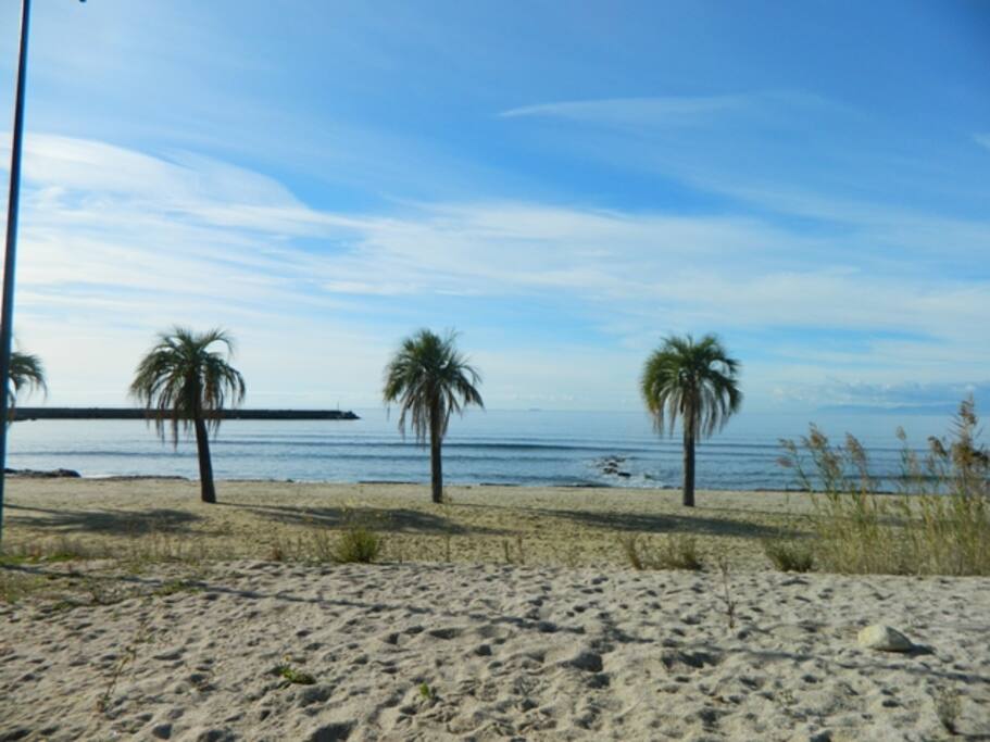 The Hotel Sighientu, next door, has its white sand beach, which can be used by the people living in the house.