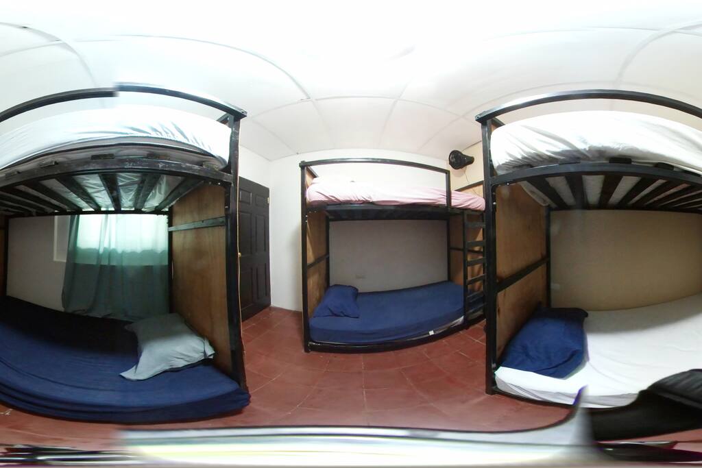 Dormitorio para grupos de amigos o Familias, perfecto para 6 personas.