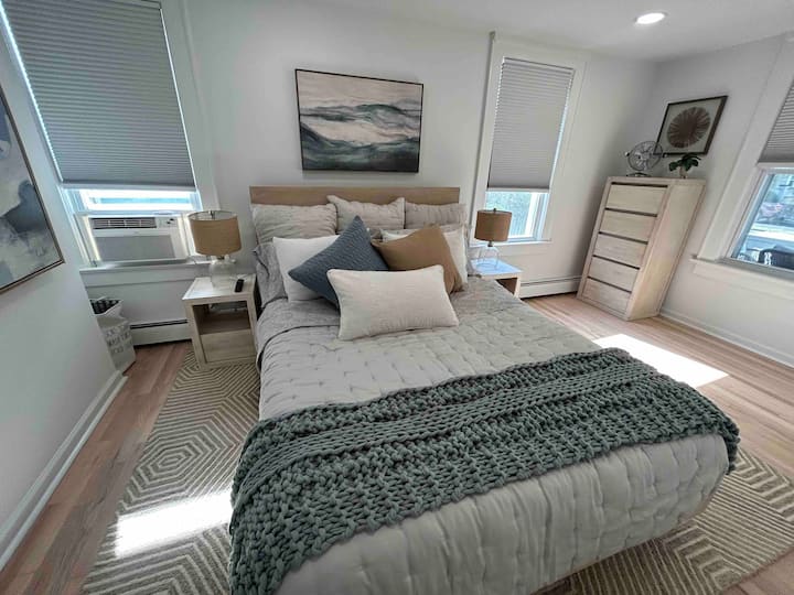 Chambre au premier étage (lit queen) avec smart tv et nouveau climatiseur. Salle de bain complète dans le hall.
