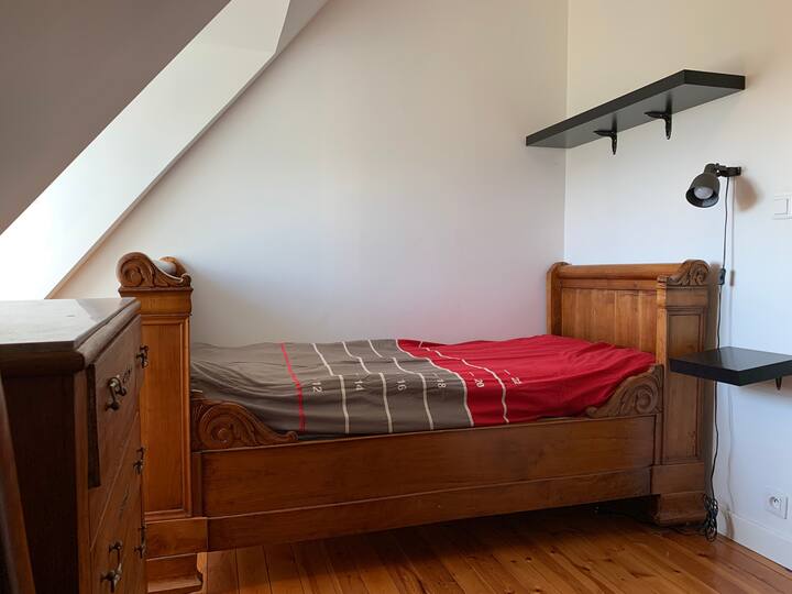 楼上的3号卧室有两张单人床