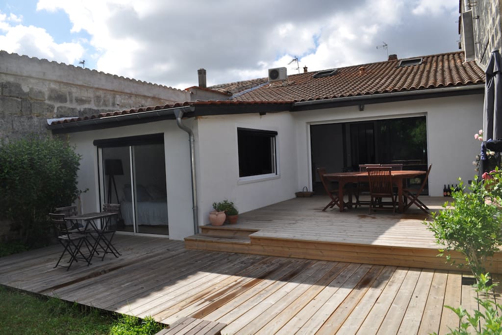 Terrasse et maison vus depuis le jardin