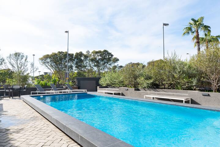 Deluxe Apartment | Views | Fast WiFi | Pool Access gallery image 5