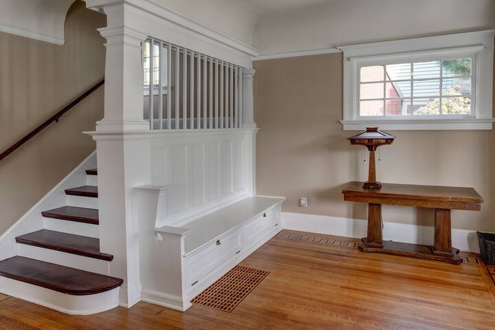 Luxurious Home For Up to 10 Guests (7 Queen Beds) gallery image 2