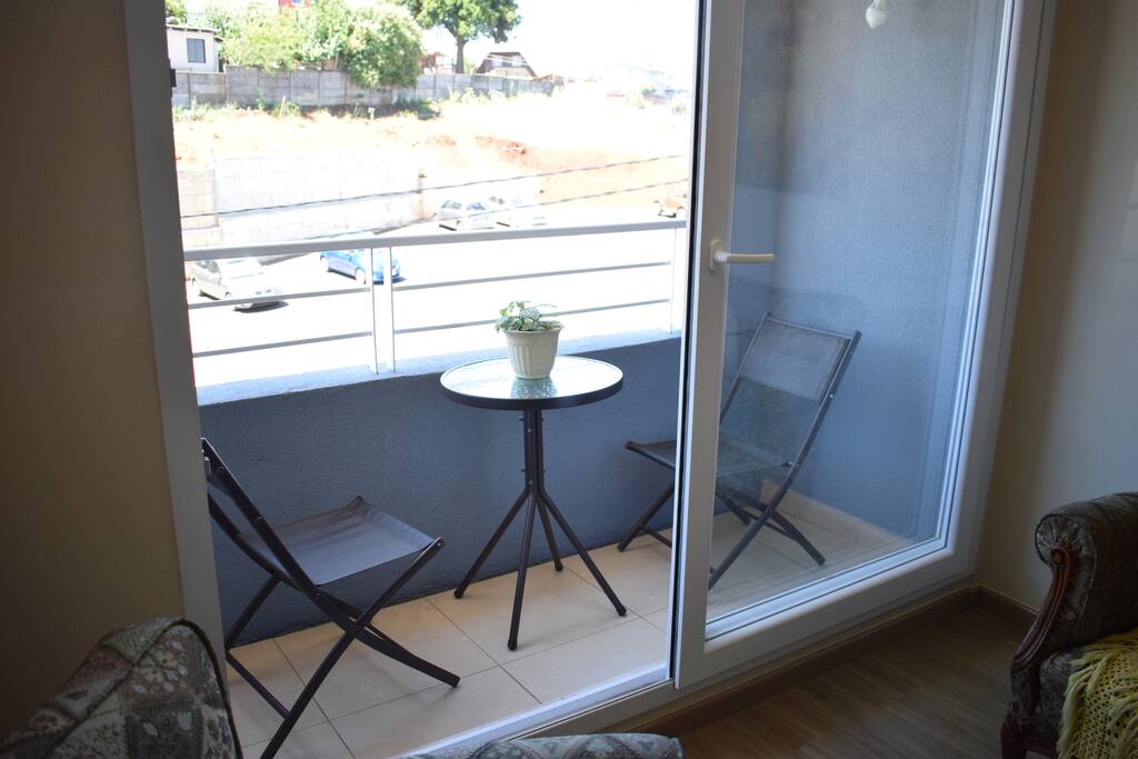 Terraza pequeña, ideal para tomar té al atardecer.