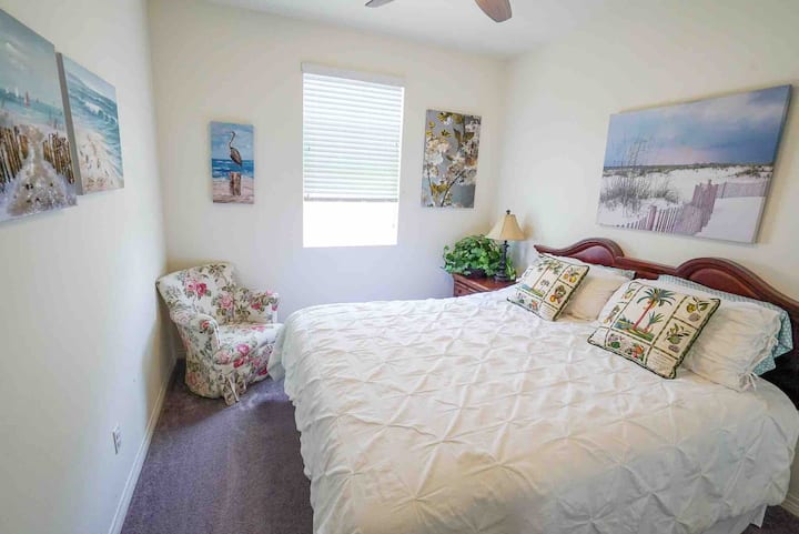 Dhomë gjumi #2 Krevat me madhësi mbretërore me dollap të madh.