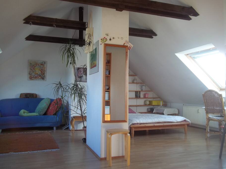 Doppelbett und Sofa