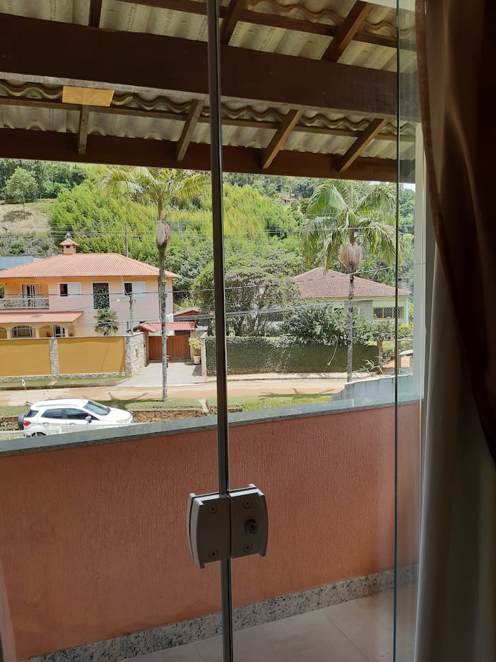 إطلالة على شرفة الغرفة الأمامية