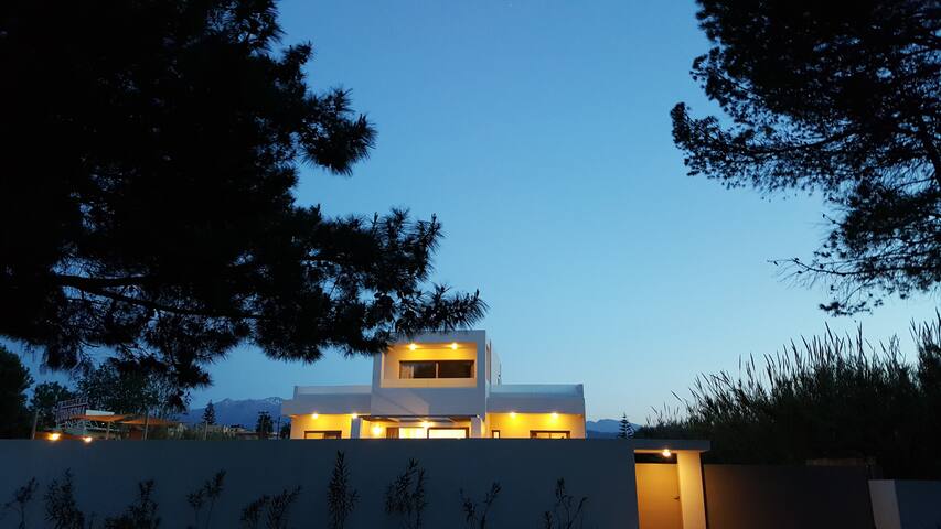 “Sea Queen Villa” 100m from “blue flag” beaches. gallery image 3