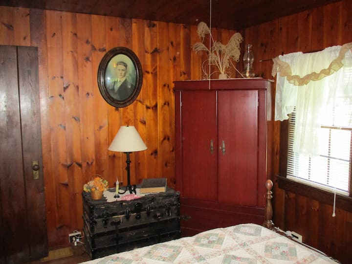 Gorgeous cabin! Near I-77, antiques, great reviews