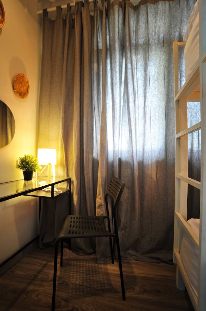 غرفة النوم 1 : سرير بطابقين بحجم كبير مع مساحة عمل