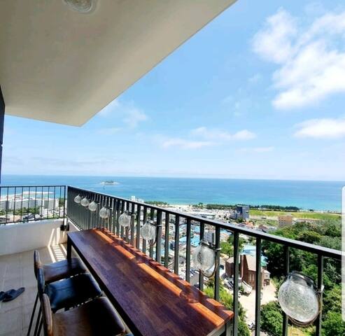 Private room with 2 bedrooms in Sokcho - [속초 시그니처 오션뷰] 2시 입실! 최고급 청결/ 넓은 2룸2욕실 · 넷플 · 6인OK