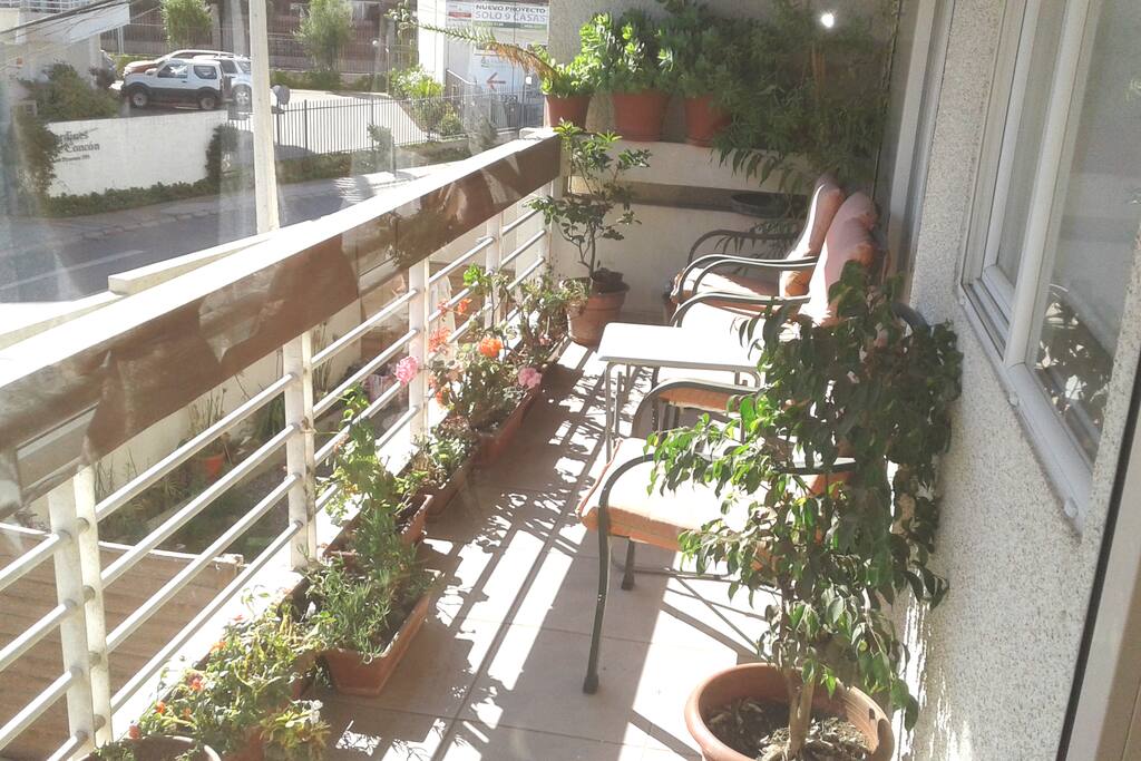 Amplia terraza, vista norte, sol todo el día, a 10 minutos de la playa.