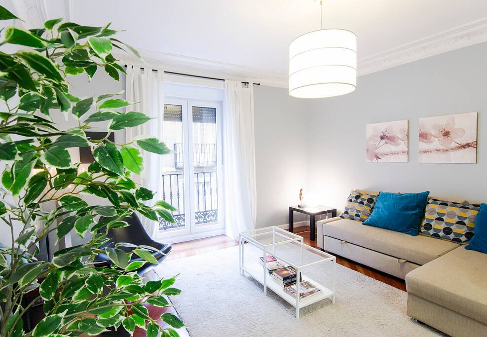 LIVING ROOM.
General view