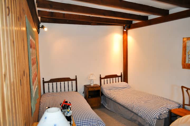 Chumba cha kulala cha tatu na vitanda 2 vya mtu mmoja