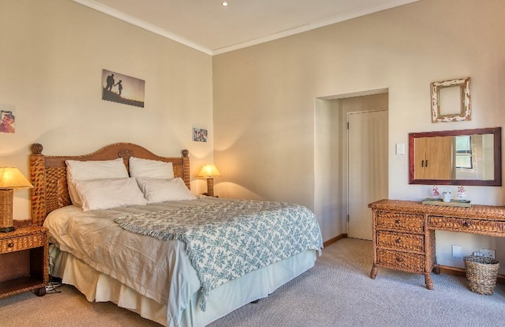 Главна спална соба со брачен кревет (широк 180-220 см).