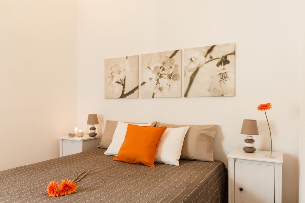 Schlafzimmer mit Doppelbett
