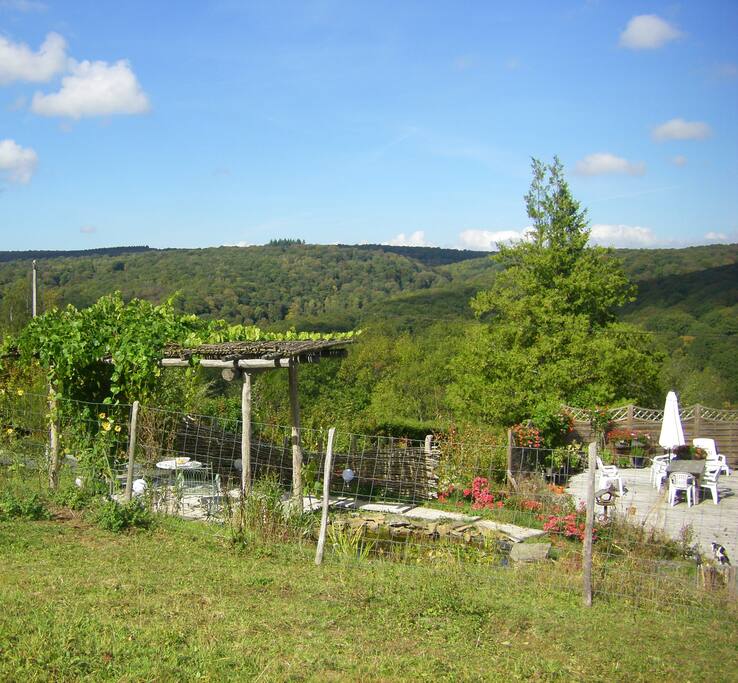Vanop de ezelweide en het terrasje uitzicht over de bossen en de Almachevallei...