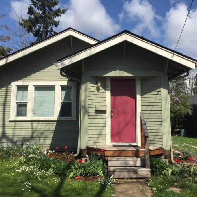 1940's Cottage 22 min walk to Hayward field/UO Cottages for Rent in