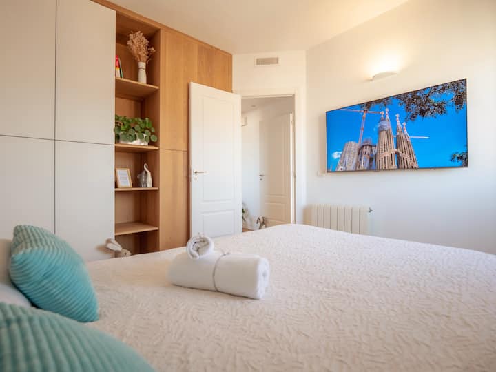 Deuxième chambre avec grande télévision Samsung 4k avec Netflix , grande armoire personnalisée, volets roulants motorisés.